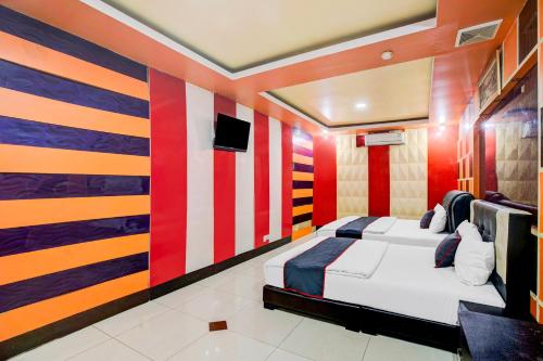 a bedroom with an american flag painted on the wall at Dancenter S Hotel in Tanjunguma