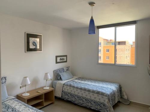 ein Schlafzimmer mit zwei Betten und einem Fenster in der Unterkunft Marina del Rey Costa Dorada TravelAddicts in El Morto de Barcelona