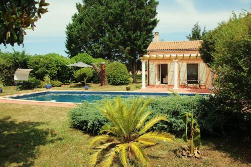 Πισίνα στο ή κοντά στο villa lanzac