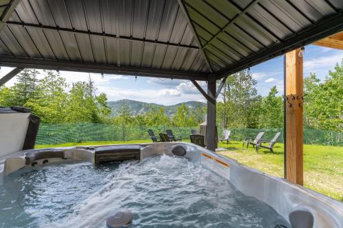 Nespecifikovaný výhled na hory nebo výhled na hory při pohledu z chaty