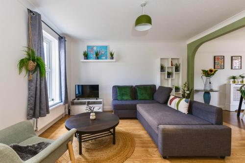 a living room with a couch and a table at Wimbledon 3 Bed - Free Van Parking - Sleeps 7 - Contractors in Mitcham