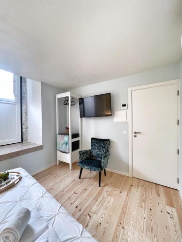 Uma televisão e/ou sistema de entretenimento em Azzulea Rossio Suites