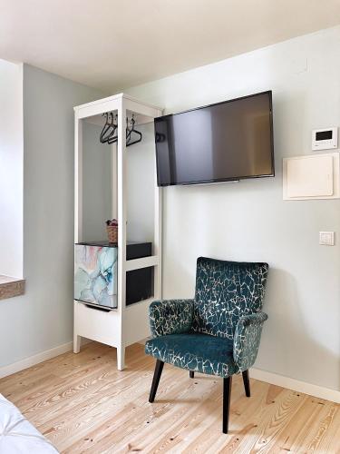 Uma televisão e/ou sistema de entretenimento em Azzulea Rossio Suites
