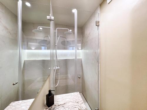 Uma casa de banho em Azzulea Rossio Suites