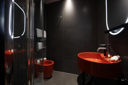 Bilik mandi di The Market Urban Hotel