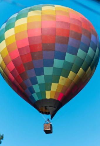 a colorful hot air balloon in the sky at Aconchego II - Centro in Miguel Pereira