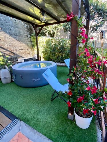 a garden with a hot tub and flowers at Casa Rebecca in San Martino