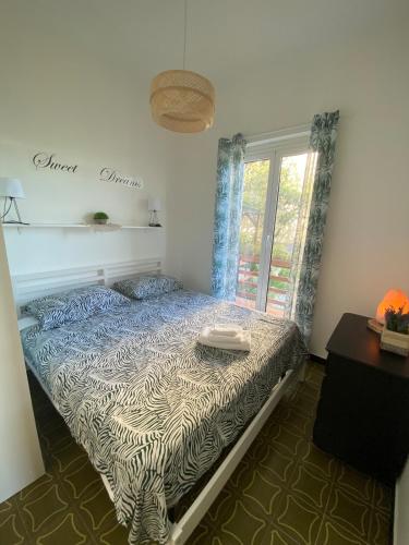 a bed in a room with a window at Casa Rebecca in San Martino