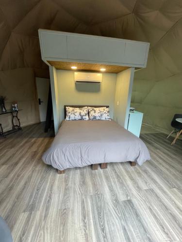 a bed in a room in a tent at Glamping III Domo 7 Tazas con Tinaja in Molina