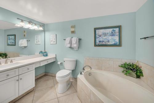 une salle de bains avec baignoire, toilettes et lavabo dans l'établissement Beach Club #313, à Île de Saint-Simon