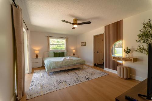オーランドにあるSpacious Modern Japandi Retreat - Winter Parkのベッドと天井扇風機のある寝室
