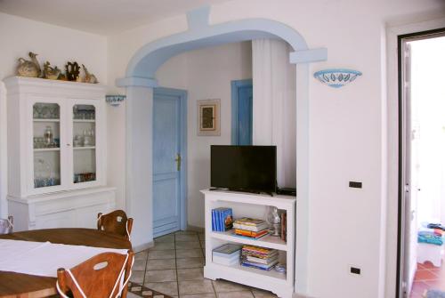 サンタ・ルチアにあるResidenza estiva con giardino vista mare Santa Lucia IUN T7288のダイニングルーム(テーブル、テレビ付)