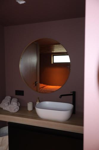Un baño con un lavabo grande y un espejo. en Casa Souburg, en Oost-Souburg
