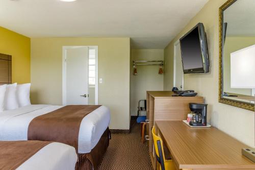 Μια τηλεόραση ή/και κέντρο ψυχαγωγίας στο Motel 6 Campbellford, ON