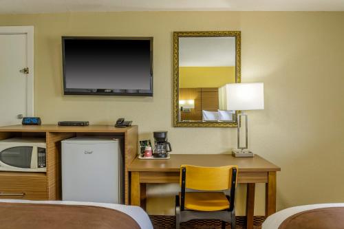Η κουζίνα ή μικρή κουζίνα στο Motel 6 Campbellford, ON
