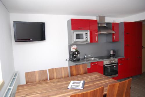 Chasa Sulai Appartementsにあるキッチンまたは簡易キッチン