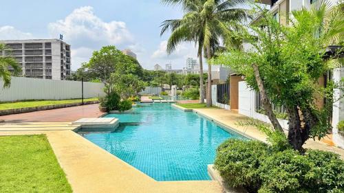 a swimming pool in the middle of a building at Baan Dhewaran Beachfront Villa in Na Jomtien