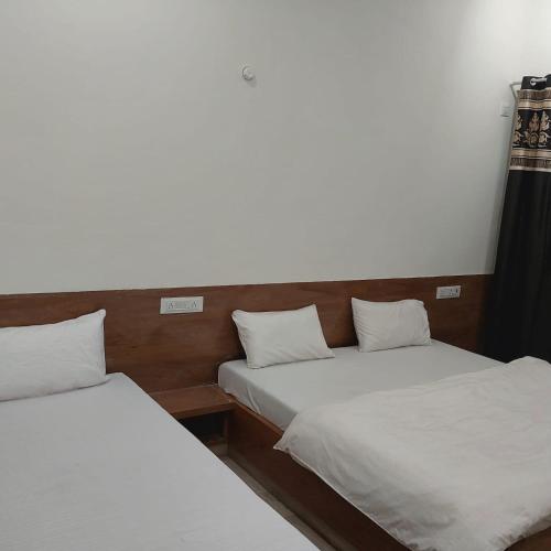 Postel nebo postele na pokoji v ubytování Ladli palace guest house