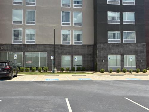 an empty parking lot in front of a building at La Quinta by Wyndham Opelika Auburn in Opelika