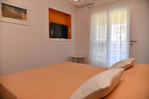A 1 apartment w terrace 1 min walk to the beach