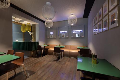 Ruang duduk di The Market Urban Hotel