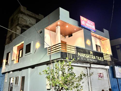 ウッジャインにあるHotel Shree Balajiの側面に看板がある建物