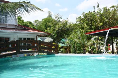 ein Swimmingpool vor einem Haus in der Unterkunft I Love Villa Victoria Resort in Victoria