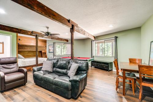 Posezení v ubytování Cabin Getaway Near Big Trees Park Game Room, Deck