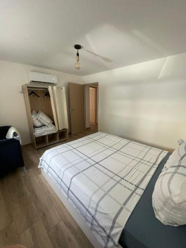 une chambre avec un grand lit dans une pièce dans l'établissement Maison neuve toute équipée, à Mervans