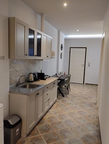 Dapur atau dapur kecil di ReNiK Guest House