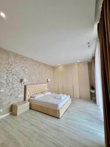 a bedroom with a large bed in a room at TIS, Green Coast in Palasë