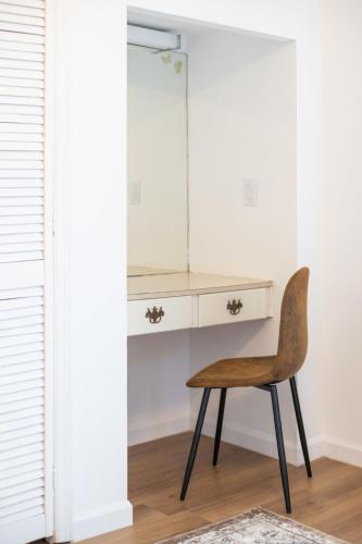 a chair in front of a desk in a room at Cozy Lodi Home ,23m to NYC, 3Car Driveway in Lodi