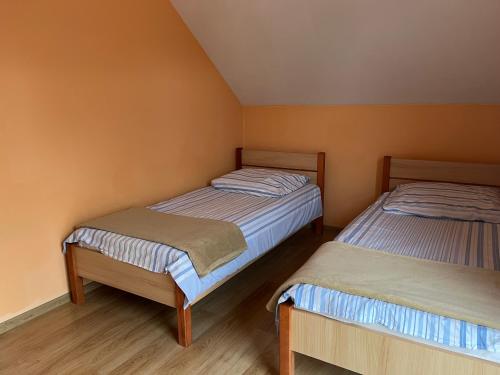 Łóżko lub łóżka w pokoju w obiekcie Apartamenty Grzybowo