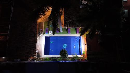 een groot raam met een groot blauw scherm bij Hotel Casa ixtapan in Ixtapan de la Sal