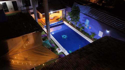 een bovenaanzicht van een zwembad 's nachts bij Hotel Casa ixtapan in Ixtapan de la Sal