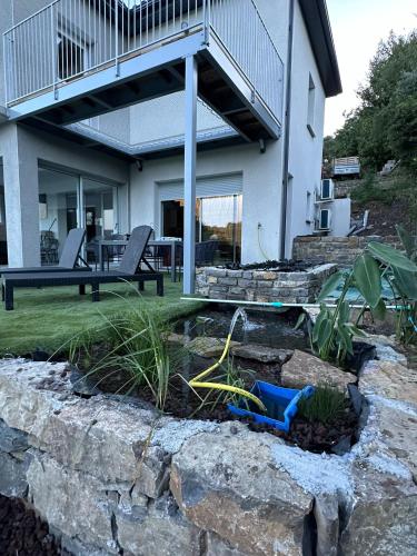 a garden in front of a house at Villa Catamaran in Aubenas