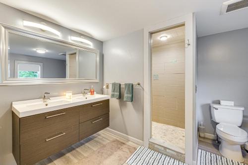 Un baño de Steps to Saco River Outdoor Rec Hub in White Mtns