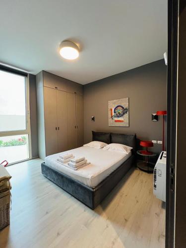 a bedroom with a large bed in a room at TIS, Green Coast in Palasë