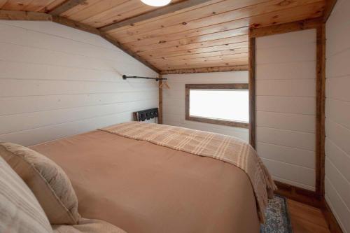 a bedroom in a tiny house with a bed at The Honeycomb House in Chattanooga