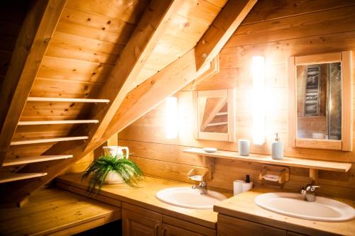 a bathroom with two sinks in a wooden cabin at Ferienwohnung am Hirschenmoor in Breitnau