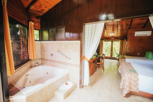 Et badeværelse på Montaña de fuego Mountain Resort & Spa