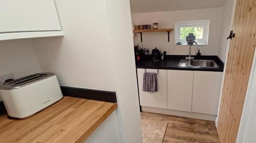 Kuchyň nebo kuchyňský kout v ubytování Woodford Suite