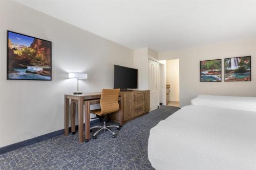 Μια τηλεόραση ή/και κέντρο ψυχαγωγίας στο Best Western Plus A Wayfarer's Inn & Suites