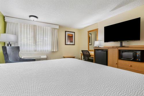 Katil atau katil-katil dalam bilik di Best Western Hi-Desert Inn