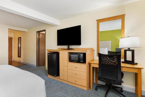 Televisyen dan/atau pusat hiburan di Best Western Hi-Desert Inn