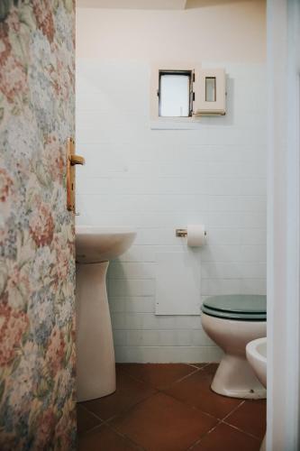 a bathroom with a toilet and a sink at Angolo Laggetto Rooms in Otranto
