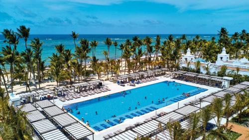 プンタ・カナにあるRiu Palace Punta Cana - All Inclusiveのリゾートプールとビーチの空中ビュー