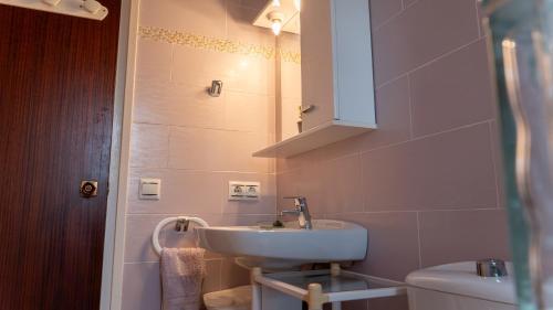 Ένα μπάνιο στο Apartamento Gerard