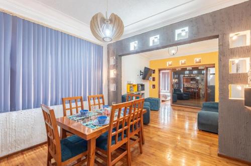 a dining room and living room with a table and chairs at casa de los espejos Av Cuauhtémoc in Mexico City