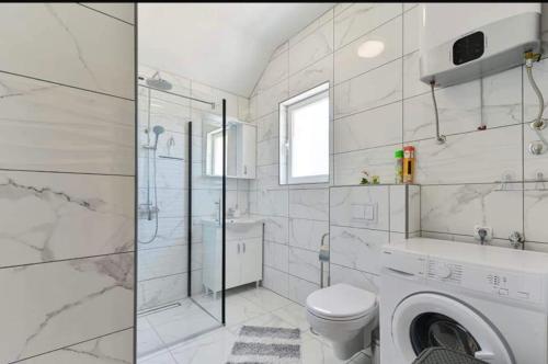 Ένα μπάνιο στο Apartments Ana